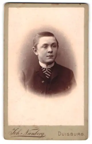 Fotografie Joh. Nienborg, Duisburg, Königstrasse 4, Porträt eines jungen Mannes