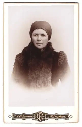 Fotografie F. X. Ostermayr, München, Karlsplatz 6, Porträt einer Frau mit Pelzkragen