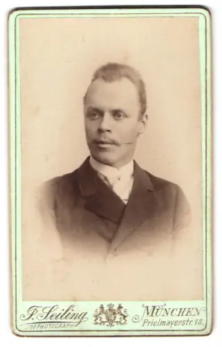 Fotografie F. Seiling, München, Prielmayerstr. 18, Porträt eines eleganten Mannes