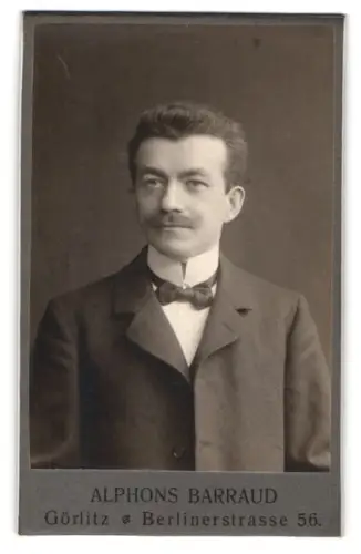 Fotografie Alphons Barraud, Görlitz, Berlinerstrasse 56, Porträt eines eleganten Herrn