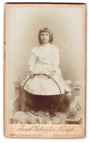 Fotografie Jacob Gebrüder Nachf., Charlottenburg, Wilmersdorfer-Str. 56, Kind mit Reif auf Stuhl