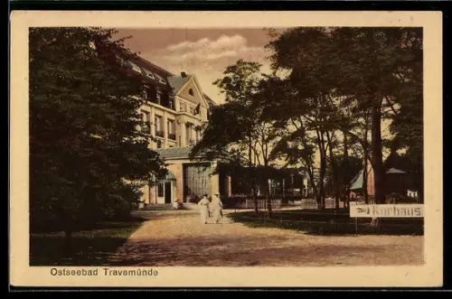 AK Travemünde, Passanten vor dem Kurhaus