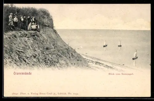AK Travemünde, Strandblick vom Seetempel mit Gruppe am Rand der Steilküste