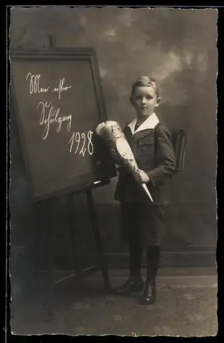 AK Kleiner Junge mit Schultüte neben einer Tafel 1928