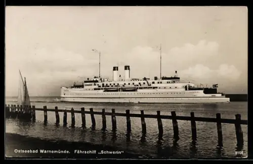 AK Fährschiff Schwerin vor dem Hafen von Warnemünde