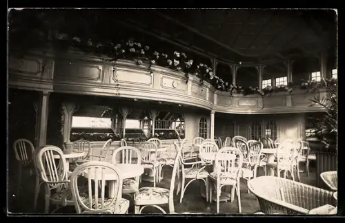 Foto-AK Passagierschiff Hamburg der Hamburg-Amerika Linie, Laube 1. Klasse