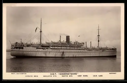 AK Britisches Truppentransportschiff H.M.T. Somersetshire vor der Küste, Kriegsschiff