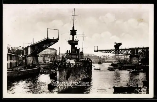 AK Französischer Kreuzer Montcalm beim Auslaufen aus dem Hafen von Brest, Kriegsschiff
