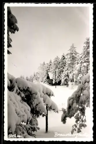 AK Braunberghütte, Blick auf die Hütte aus dem tief verschneiten Wald heraus