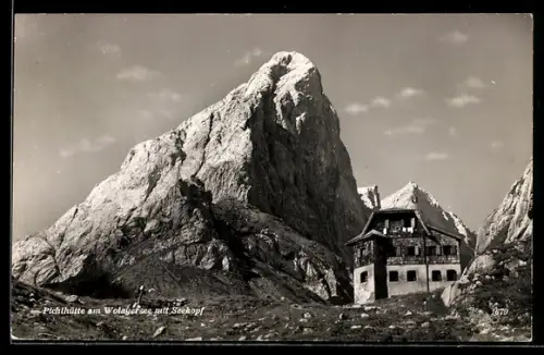 AK Pichlhütte am Wolayersee mit Seekopf, Blick den Hang hinauf zur Berghütte und der Felsformation