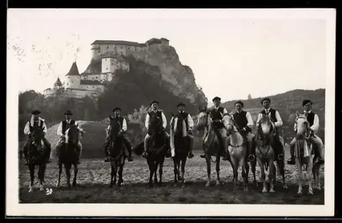 AK Oravsky Podzamok, Reiter vor der Burg