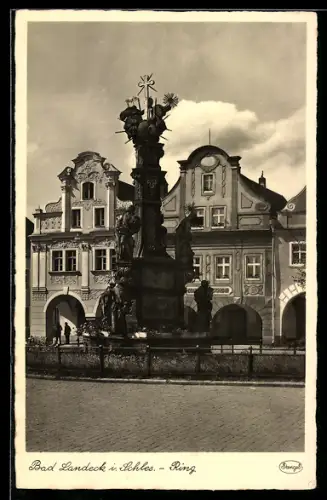 AK Bad Landeck i. Schles., Partie am Ring mit Denkmal
