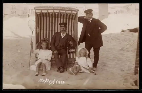 Foto-AK Misdroy, Zwei Männer und Mädchen mit einem Strandkorb