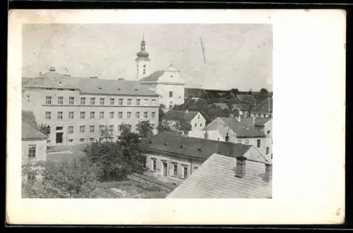 AK Hluk, Skola a kostel