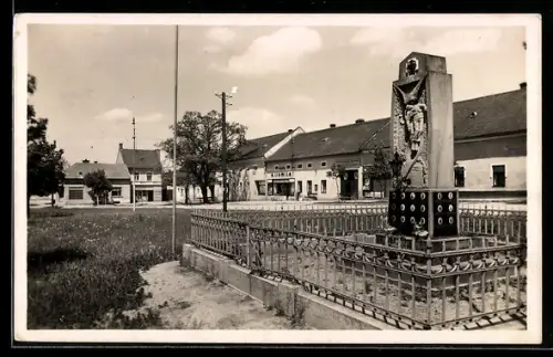 AK Otrokovice, Ortspartie mit Denkmal