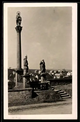 AK Rychnov n. Kn., Statuen mit Teilansicht des Ortes