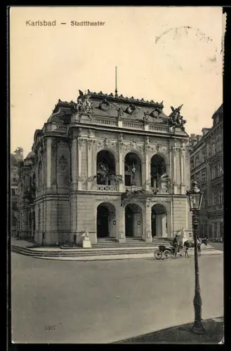 AK Karlsbad, Strasse vor dem Stadttheater