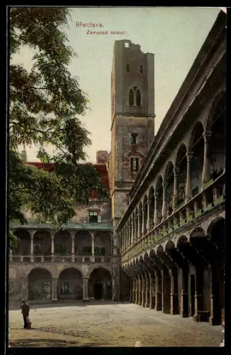 AK Lundenburg, Schlosshof mit Schlossturm