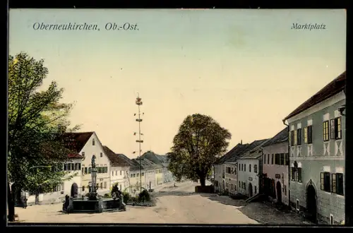 AK Oberneukirchen /Ob.-Ost., Marktplatz mit Brunnen u. Maibaum