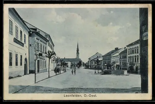 AK Leonfelden /O.-Oest., Marktplatz mit Kirche und Brunnen