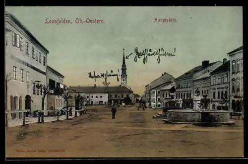 AK Leonfelden /Ob. Öst., Hauptplatz, Panorama mit Brunnen und Kirche