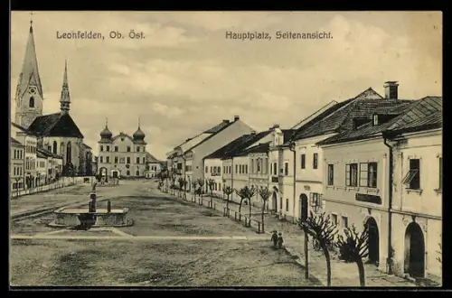 AK Leonfelden /Ob. Öst., Hauptplatz, Seitenansicht mit Brunnen u. Kirche