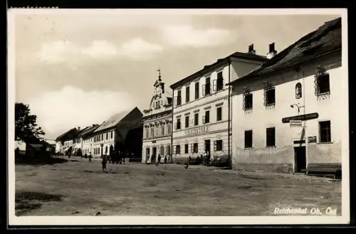 AK Reichenthal /Ob. Öst., Hauptplatz, Teilansicht mit Gasthaus und Volksschule