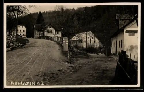 AK Mühlacken /O.Ö., Ortsstrasse, Gabelung mit Häusern