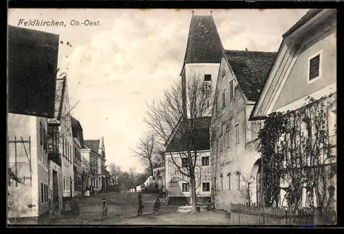 AK Feldkirchen /Ob.-Oest., Strasse mit Turmgebäude