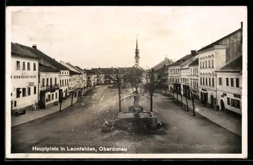 AK Leonfelden /Oberdonau, Hauptplatz mit Gasthaus Schwarzer Adler, Brunnen u. Kirche