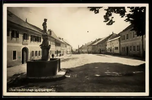 AK Oberneukirchen i. Oberdonau, Hauptplatz mit Brunnen