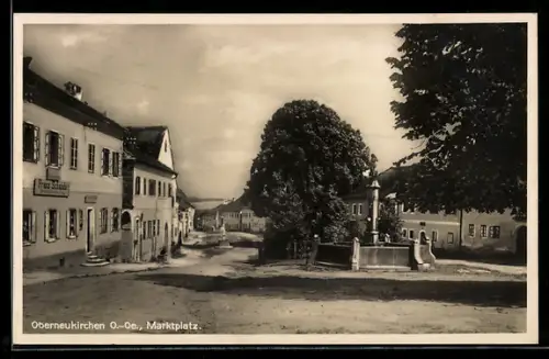 AK Oberneukirchen /Ob. Öst., Marktplatz mit Gemischtwarengeschäft Schanda u. Brunnen