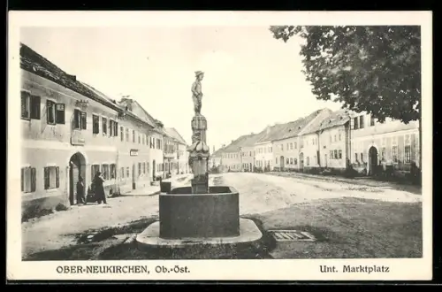 AK Ober-Neukirchen /Ob.-Öst., Unt. Marktplatz mit Geschäftshaus u. Brunnen