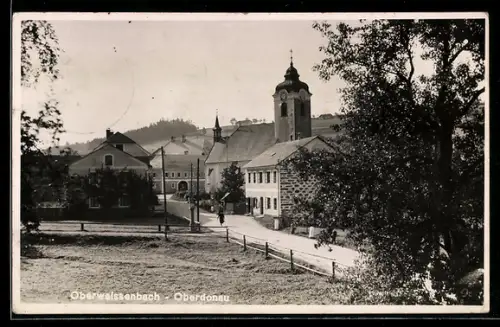 AK Oberweissenbach /Oberdonau, Strassenpartie mit Kirche