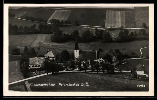 AK Peterskirchen /O.-Ö., Ortsansicht, Fliegeraufnahme mit Kirche