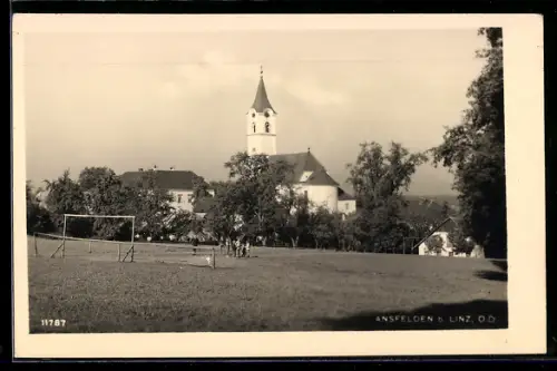 AK Ansfelden b. Linz, Kirchenpanorama, Bolzplatz, Knabengruppe