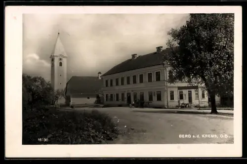 AK Ansfelden, Berg a. d. Krems, Ortsplatz mit Kirche und Gasthaus