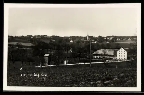 AK Allhaming /Ob. Öst., Ortspanorama mit Landstrasse u. grossem Gebäude