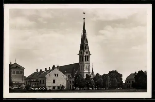 AK Traun /O.Ö., Panorama Kirche mit Häusern
