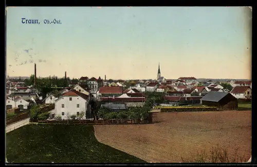AK Traun /Ob. Öst., Ortspanorama mit Kirche und Schornsteinen, Acker