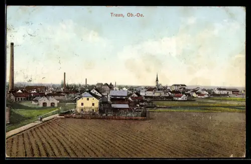 AK Traun /Ob.-Oe., Ortspanorama mit Acker, Fabriken und Kirche