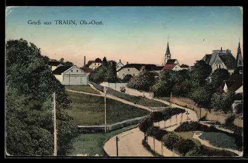 AK Traun /Ob. Öst., Teilansicht mit Kirche und Strasse