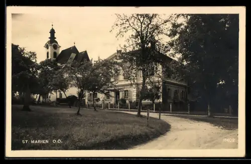 AK St. Marien /O. Ö., Strassenpartie mit Kirche und Villa