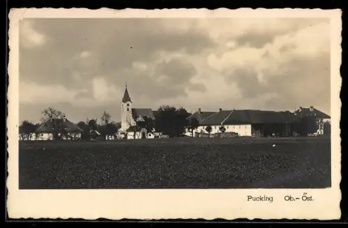 AK Pucking /Ob. Öst., Ortspanorama mit Kirche und Gehöften