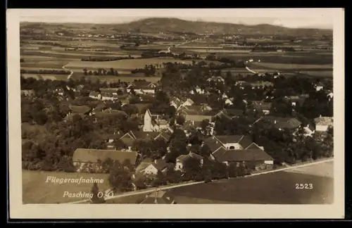 AK Pasching /Ob. Öst., Gesamtansicht mit Bergpanorama, Fliegeraufnahme