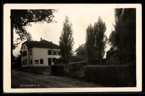 AK Oftering /O. D., Strassenansicht mit Gebäude und Denkmal