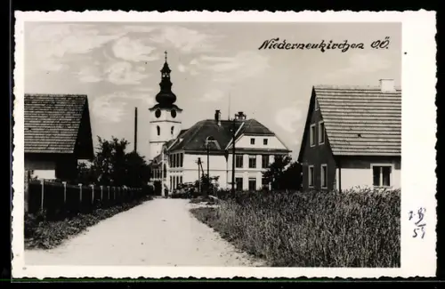 AK Niederneukirchen /O.Ö., Strassenpartie mit Kirche