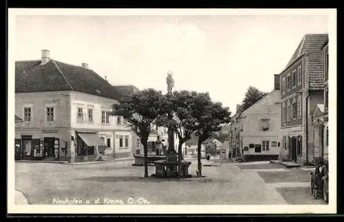 AK Neuhofen a. d. Krems, Marktplatz mit Brunnen u. Geschäften