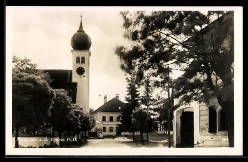 AK Neuhofen a. d. Krems, Kirche mit Zwiebelturm, Platz, Ortspartie