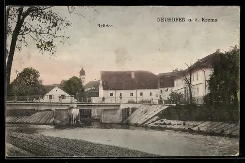 AK Neuhofen a. d. Krems, Flusspartie mit Brücke u. Ortspanorama
